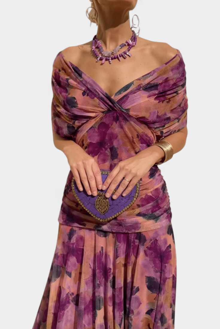 Aya | Elegant Off-Shoulder Kjole til Julefrokost med Plisseret Nederdel