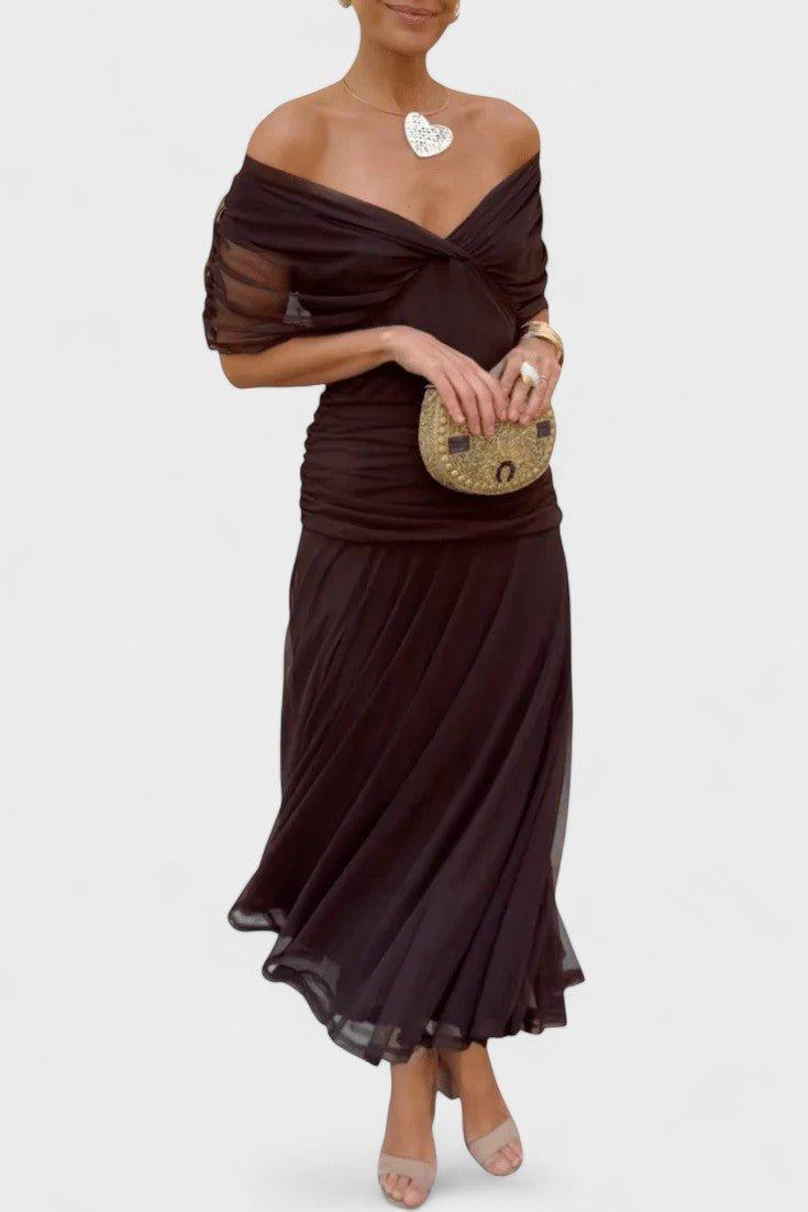Aya | Elegant Off-Shoulder Kjole til Julefrokost med Plisseret Nederdel