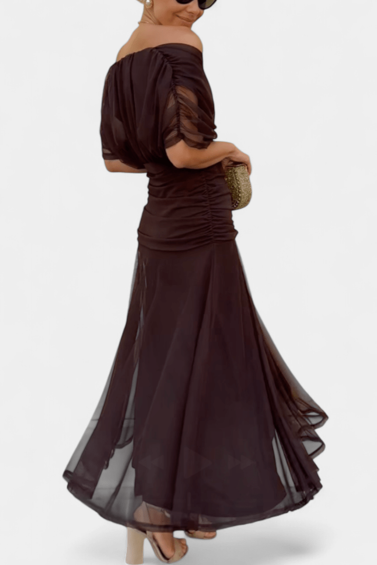 Aya | Elegant Off-Shoulder Kjole til Julefrokost med Plisseret Nederdel