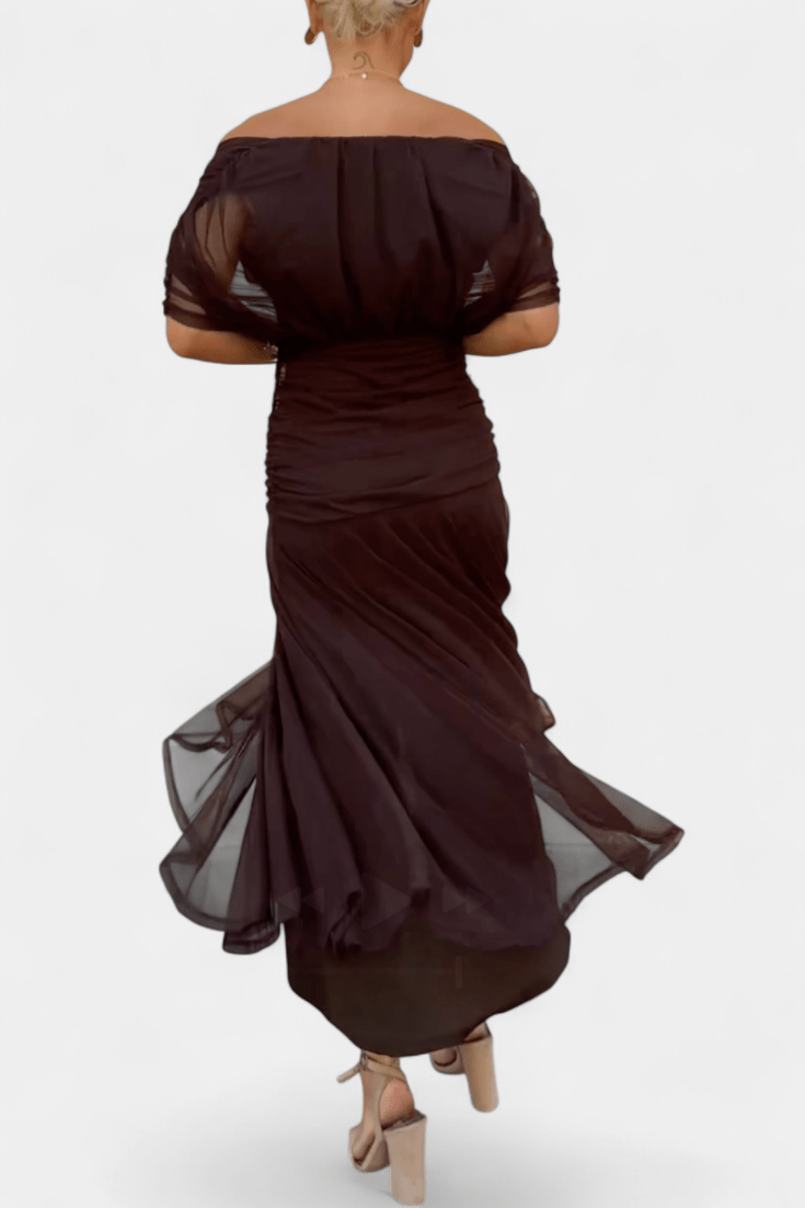Aya | Elegant Off-Shoulder Kjole til Julefrokost med Plisseret Nederdel