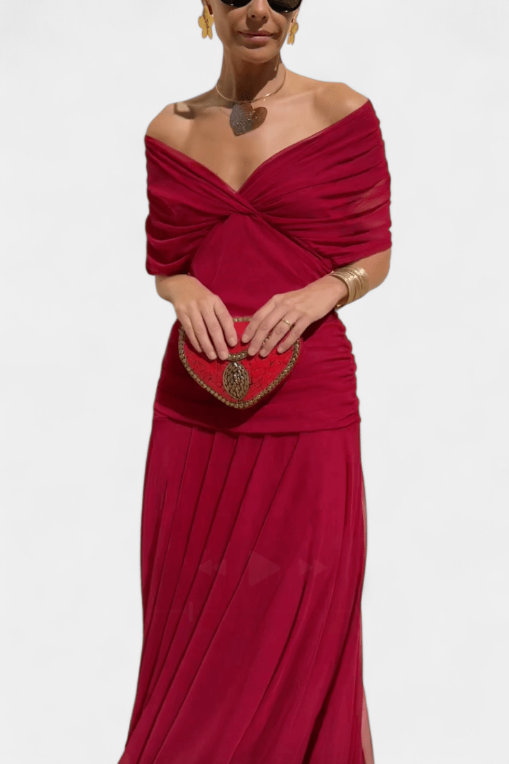 Aya | Elegant Off-Shoulder Kjole til Julefrokost med Plisseret Nederdel
