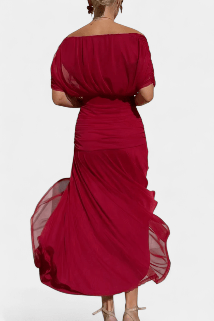 Aya | Elegant Off-Shoulder Kjole til Julefrokost med Plisseret Nederdel