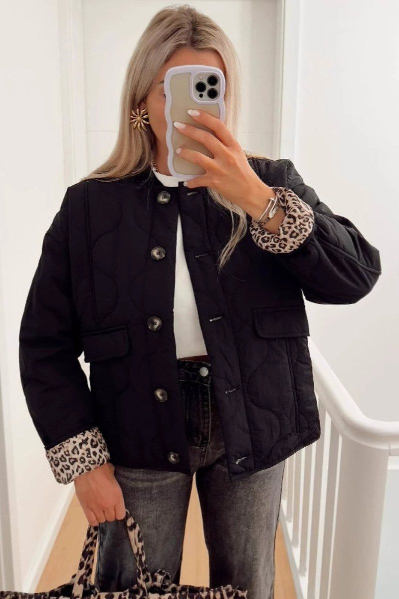 Clara | Elegant Quiltet Vinterfrakke med Mønstrede Ærmer