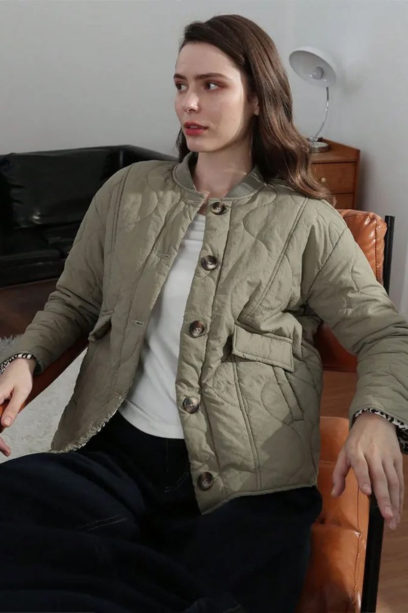 Clara | Elegant Quiltet Vinterfrakke med Mønstrede Ærmer