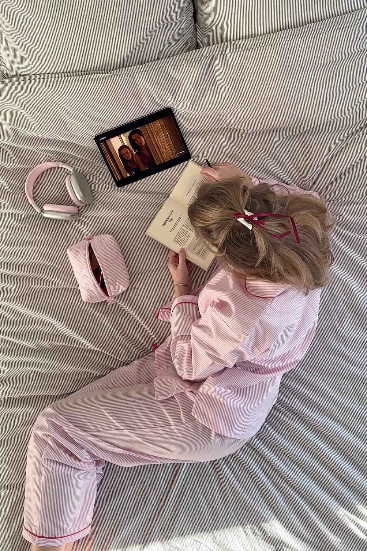 Ellen | Sofistikeret Stribet Nattøj Dame Pyjamasæt med Hjerteknapper