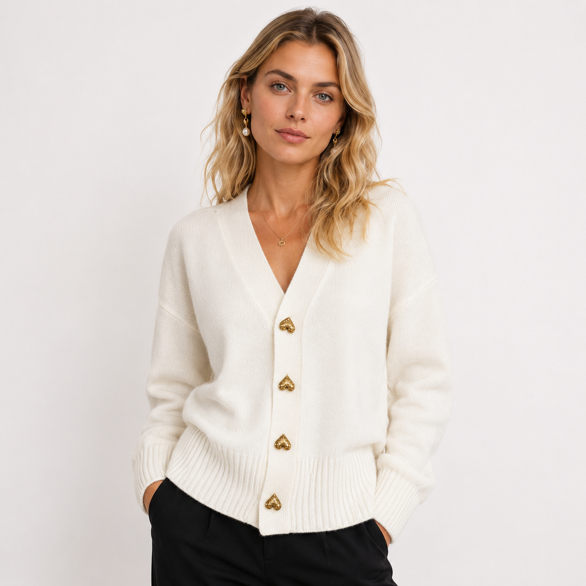 Karla | Chik Cardigan Dame med Hjerteknapper og V-hals