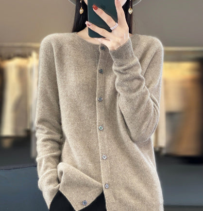 Laura | Raffineret Cardigan Dame med Rund Hals og Knapper